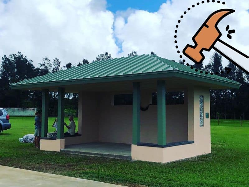 A single-story pavilion that was put together using recycled plastic bricks to build a modern and stylish dwelling. The roof is green and the walls have a smooth, cream-colored finish. There is a covered porch area at the front.